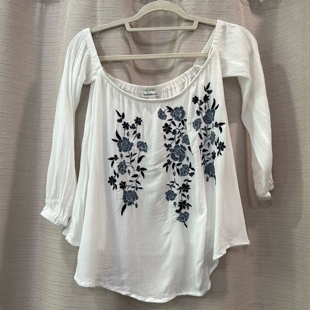 Abercrombie & Fitch off shoulder blue/white embroidered top women’s Size Medium - Picture 2 of 6
